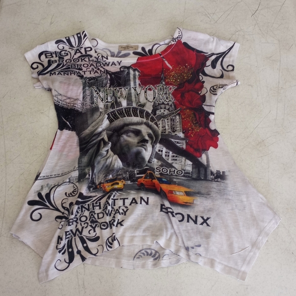 SWEET GISELE’S BIG APPLE NYC V-NECK T-SHIRT - Picture 4 of 5